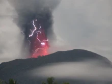 Вулкан наложи евакуацията на седем населени места в Индонезия