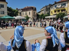 Деца пяха и танцуваха в Благоевград, доказвайки че са ревностни пазители на традициите