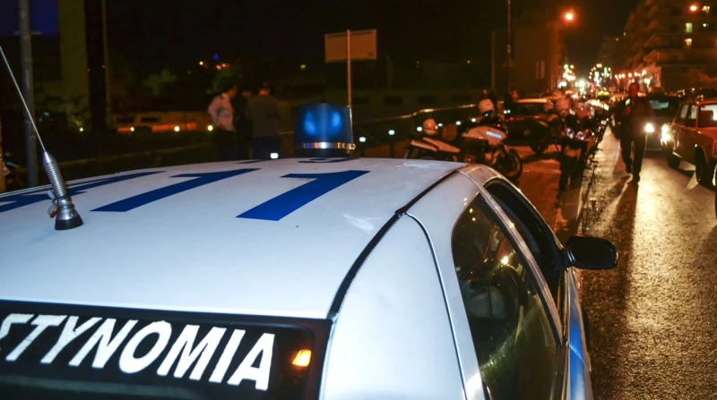 Гангстери се взривяват с гранати в предградие на Атина