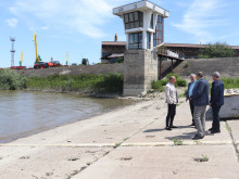 Областният управител се запозна със състоянието на фериботната площадка при Русе