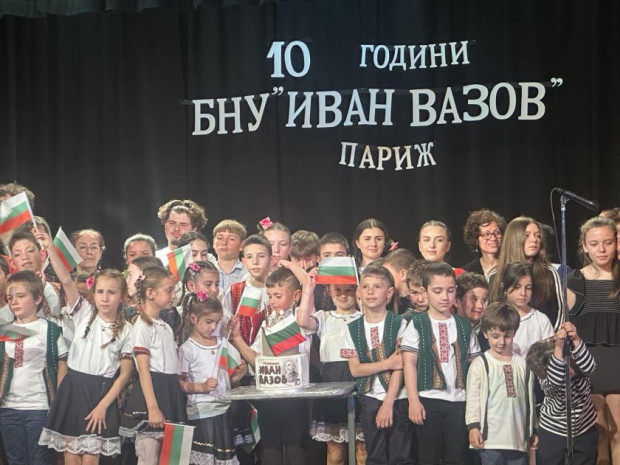 Ученици и учители от българското неделно училище Иван Вазов в