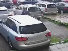 Мъж пука наред гуми на коли на столичен паркинг