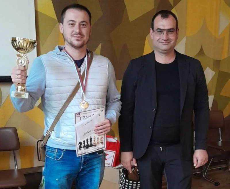 Гросмайсторът Радослав Димитров с купа "Ловеч" от 18-ия открит турнир по шах