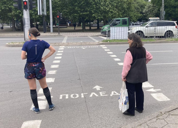 TD Как се чака на пешеходна пътека в Пловдив така