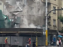 Като на война: Срутването на сграда в столичния район "Възраждане" се размина на косъм от жертви-пешеходци