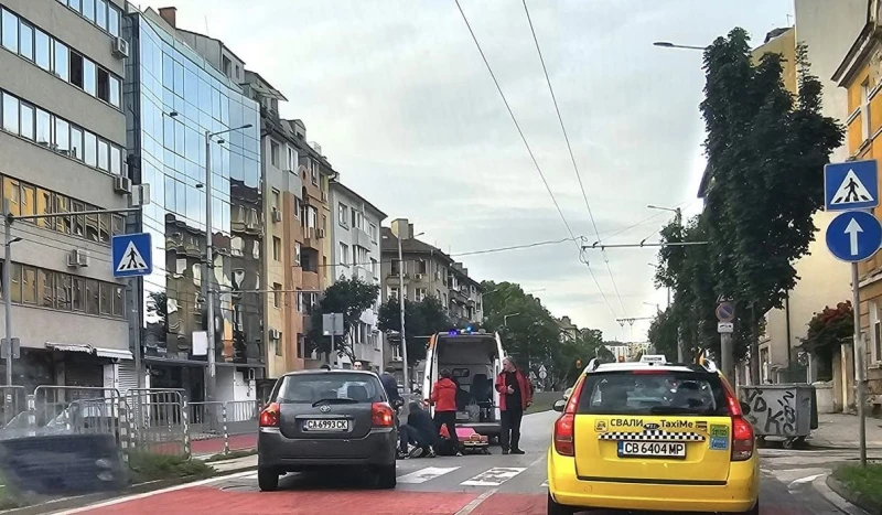 Мотоциклетист помете жена на пешеходна пътека на столичния бул. "Васил Левски"