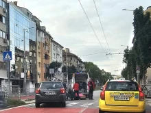 Мотоциклетист помете жена на пешеходна пътека на столичния бул. "Васил Левски"