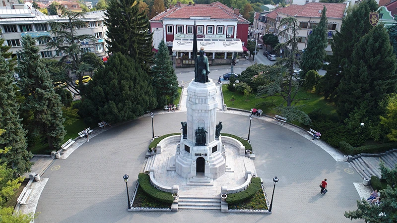 Гавра с историята ни: Задържаха младеж, дрифтирал около паметник в Търново