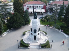 Гавра с историята ни: Задържаха младеж, дрифтирал около паметник в Търново