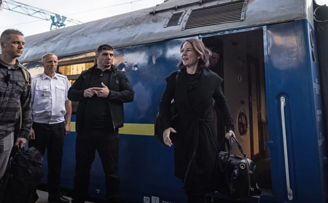 Аналена Бербок пристигна на необявена визита в Киев