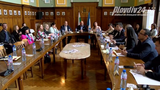 </TD
>Кметът на Пловдив  откри в заседателната зала на общината междуинституционална