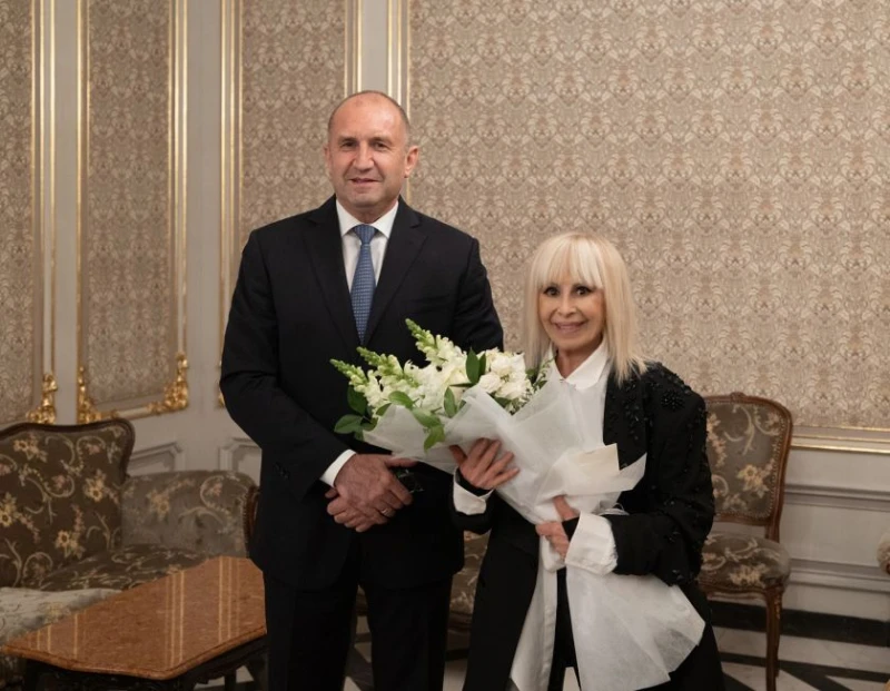 Румен Радев удостои с Почетния знак на президента Лили Иванова