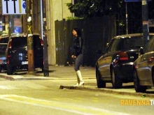 Простреляха българска проститутка в Италия, докато чака клиенти на шосето