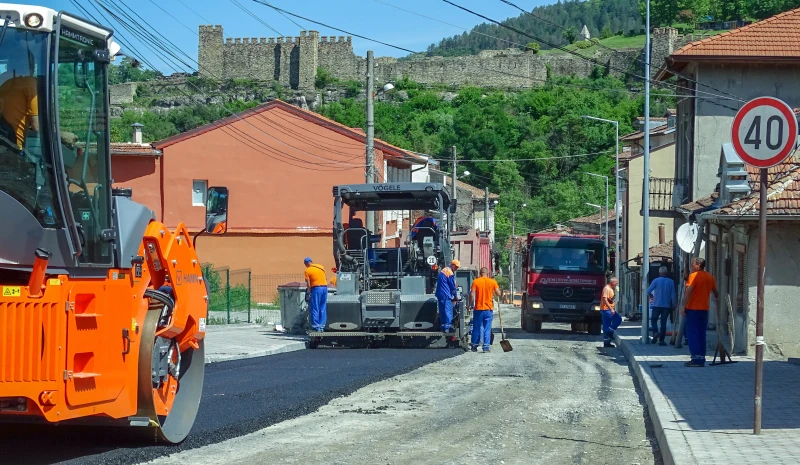 Изцяло преасфалтират ключови улици в търновски квартал