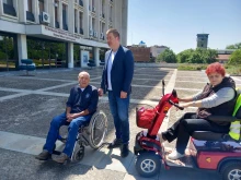 Мъж в инвалидна количка с благодарност към кмета на Стара Загора: "Двата нови буса ще са краката ни!"