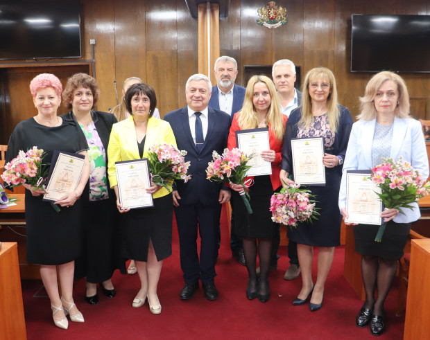 </TD
>Шестима русенски учители бяха удостоени с почетното отличие на Министерството