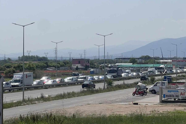 </TD
>Огромно задръстване на автомобили се е образувало на Асеновградско шосе,
