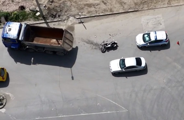 Първи кадри от мястото на инцидента между мотор и камион в Пловдив