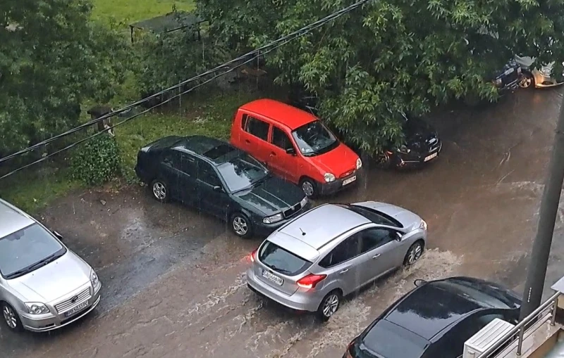 Пороен дъжд, придружен с гръмотевична буря, се изля над западните квартали на София