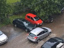 Пороен дъжд, придружен с гръмотевична буря, се изля над западните квартали на София