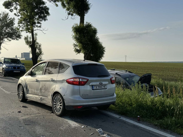 Появиха се първи снимки от катастрофата на пътя Варна-Добрич. Сблъсъкът