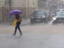 Екипи на пожарната отстраняват последиците след проливния дъжд в София
