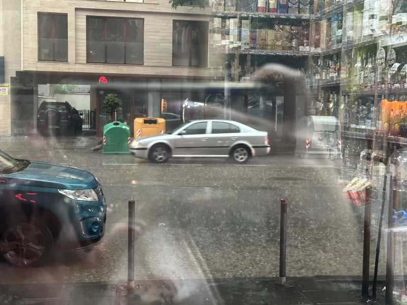 НИМХ: 45 литра дъжд на кв.м в "Младост" в София, 40 мм градушка в Априлци