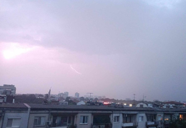 </TD
>Небето над Пловдив почерня за минути. Силен порой се излива