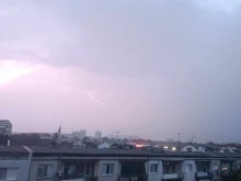 Гръмотевици раздират небето над Пловдив, порой се излива над града