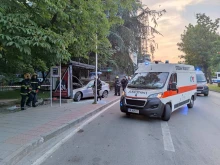 Тежка катастрофа във Варна: Автомобил се заби в спирка - има пострадали