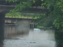 Столичанин: Две коли са удавени до таваните, реката прелива!
