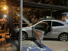 Близки кадри на катастрофата, при която шофьор се заби в спирка във Варна