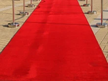 Опъват червен килим на площада в Кюстендил