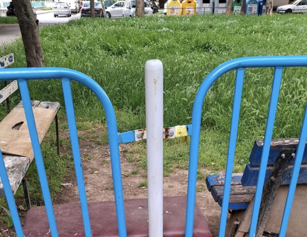 Опасни огради на две детски площадки в Русе