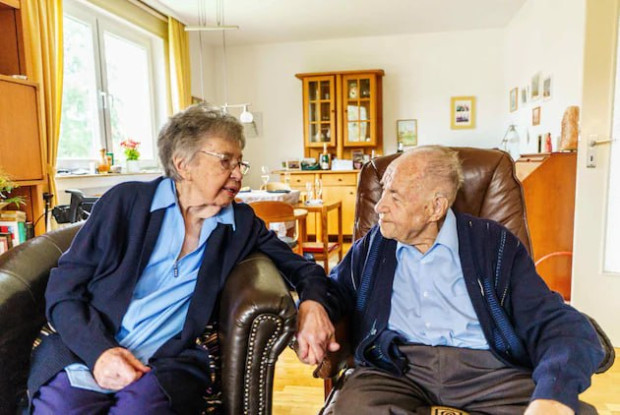 Германска двойка отпразнува 80 години брак съобщи ДПА За Готфрид Шмелцер който