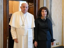 Гордана Силяновска занесе дарове на папата във Ватикана, не размени и дума с Румен Радев