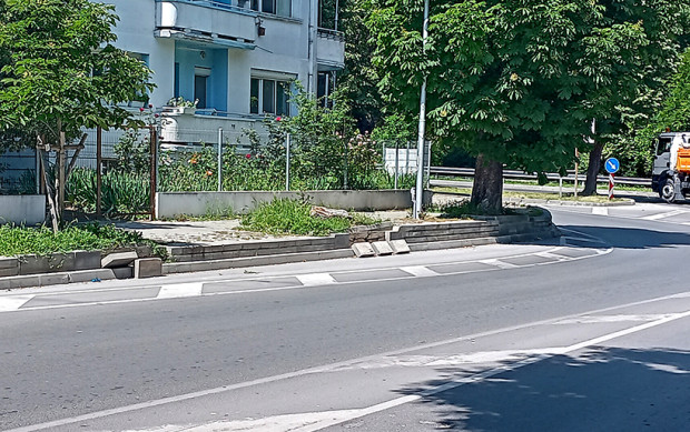Част от бордюрните плочи на бул Приморски са се отлепили