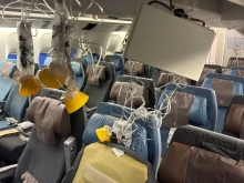 WSJ: 104 пътници на Singapore Airlines са получили медицинска помощ в Банкок след инцидента, при който загина един човек