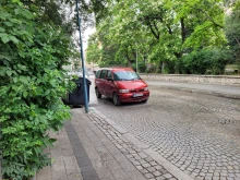 Той се завърна: Нагъл шофьор отново паркира в абсолютно нарушение пред о...
