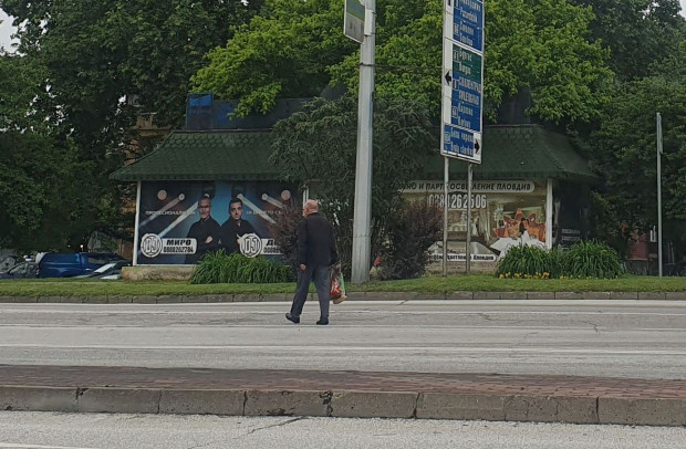</TD
>Пешеходец премина най-натовареното кръстовище в Пловдив по най-безумния начин, видя