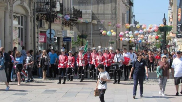 TD На 24 май по традиция  Русе празнува с шествие с представители