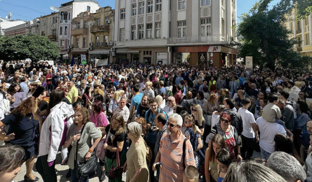 Вижте хилядното шествие по Главната на Пловдив
