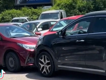 Екшън пред столичен мол: Джип се опитва да избута автомобил с варненска регистрация, замесени са жени
