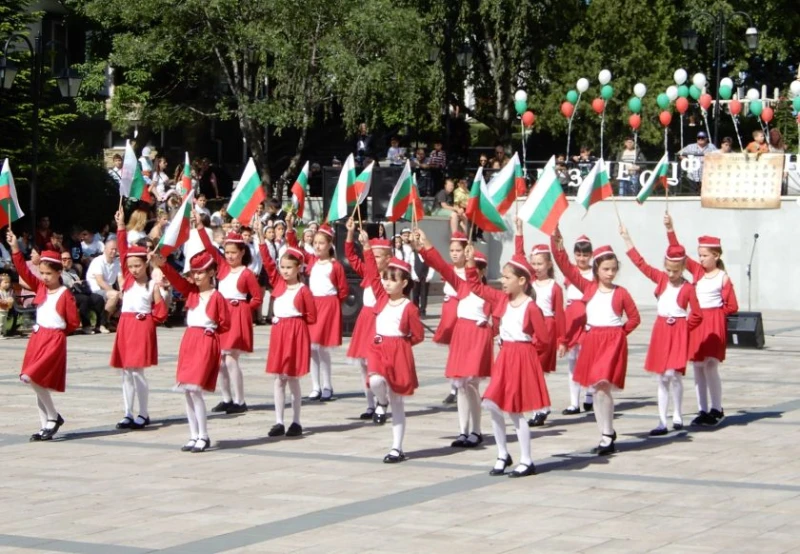 Карлово отбеляза 24 май с издигане на националния флаг и празнична програма