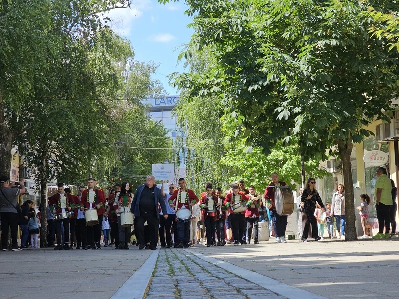 Хиляди се включиха в празничното шествие за 24-ти май в Благоевград