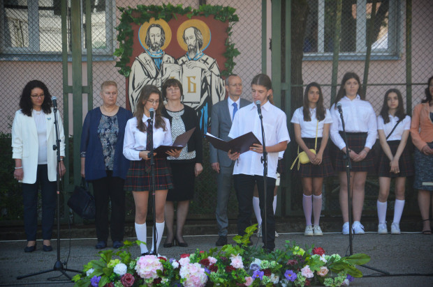 TD С шествие на училищата тържествен концерт и почит към светите