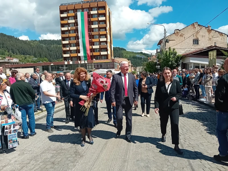 Вицепрезидентът Йотова на празника на Чепеларе: В магията на Родопите е и магията на българската душа