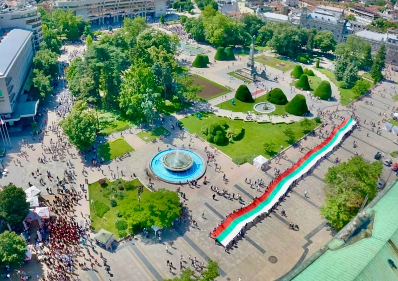 60-метров трибагреник понесоха на тържествата за 24 май в Русе