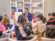 Васил Терзиев чете разкази на деца от центровете за настаняване от семеен тип