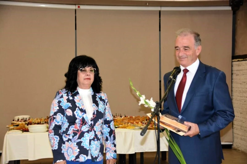 Наградиха учители и културни дейци от Асеновград